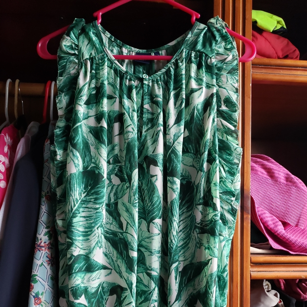 3/$25 Flowered sleeveless blouse w/ruffles